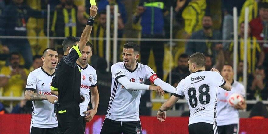 Derbide Kartlar Havada Uçuşuyor
