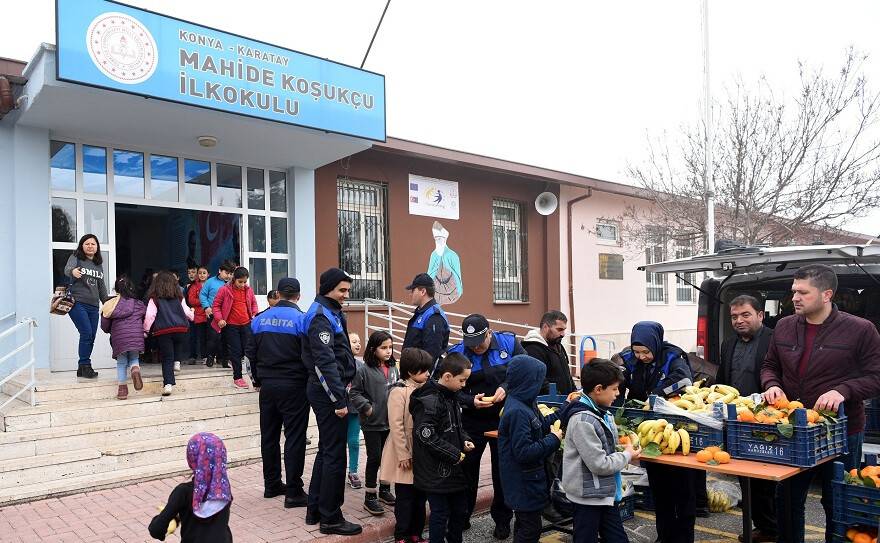 Karatay Zabıta’dan Yerli Malı Haftasında öğrencilere meyve