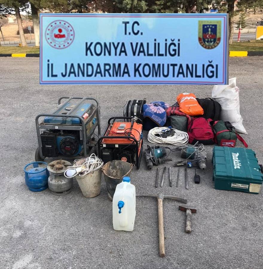 Kaçak kazı yaparken jandarmaya yakalandılar