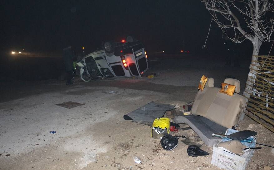Hafif ticari araç takla attı: 1 ölü, 4 yaralı