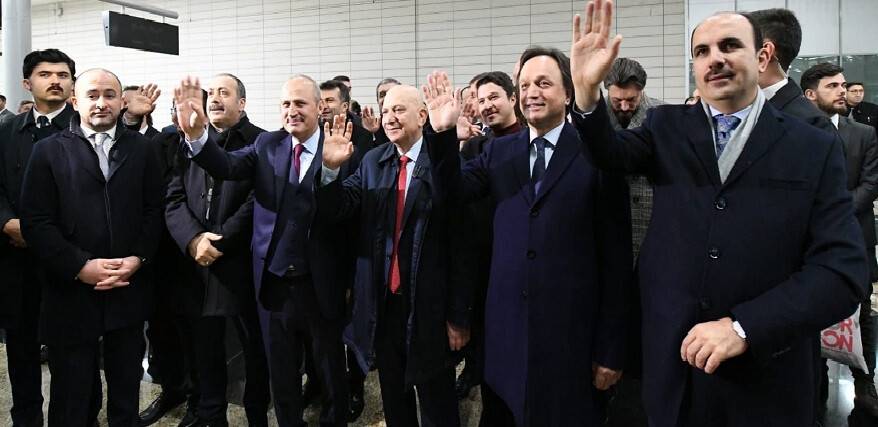 Bakan Turhan, özel gereksinimli bireyleri YHT ile Konya'ya uğurladı