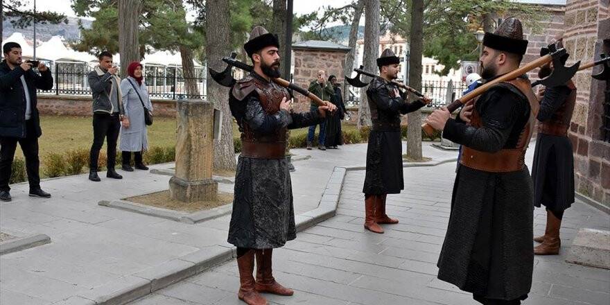 Ertuğrul Gazi Türbesi'ni 2019'da 1,5 Milyon Kişi Ziyaret Etti