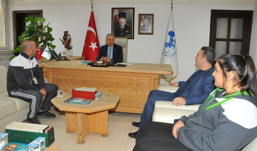 Başkan Akkaya’dan Avrupa üçüncüsü sporcuya altın