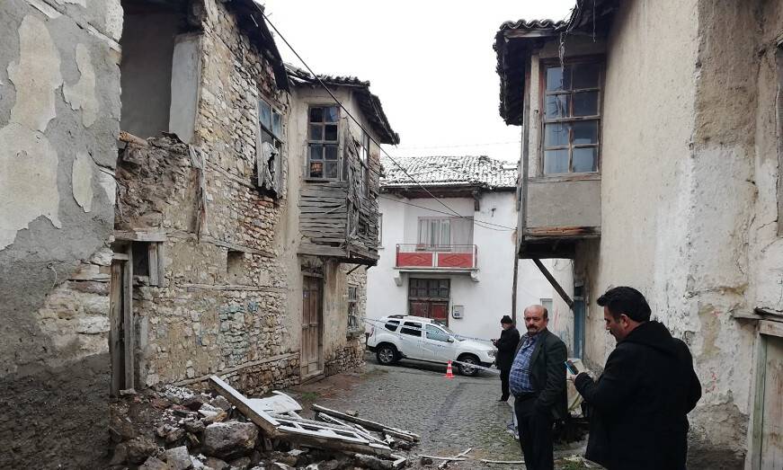 Beyşehir'de tescilli yapının dış cephe duvarı çöktü