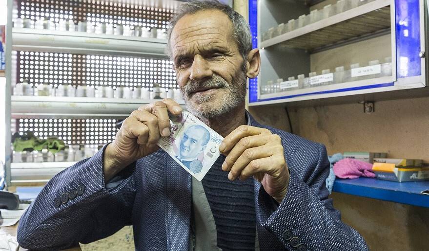 Görme engelli bakkal, teknoloji nedeniyle "zorunlu" emekliye ayrıldı
