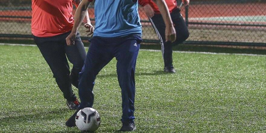40 Yaş Üstündekilere 'Halı Saha Maçından Önce Doktorla Görüşün' Tavsiyesi