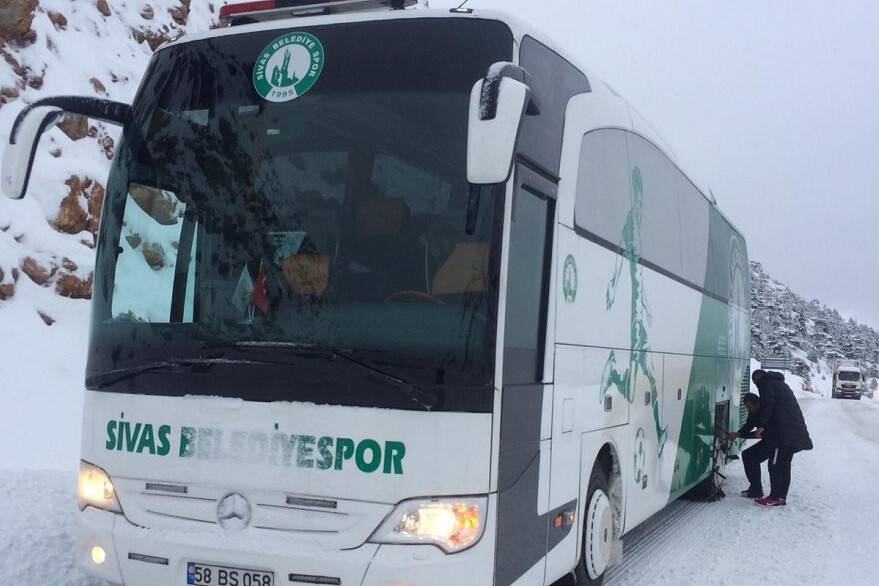 Mahsur kalan futbol takımı kurtarıldı