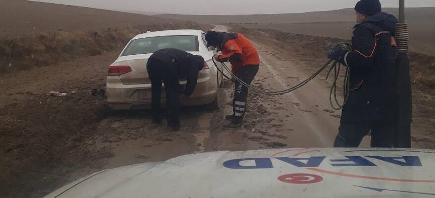 Çamura saplanan otomobili  AFAD KURTARDI