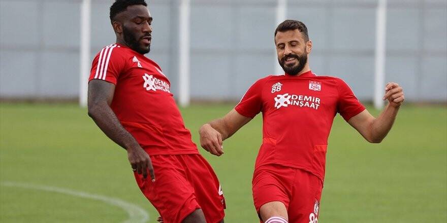 Lider Sivasspor'un İstikrar Abideleri Caner Ve Appindangoye