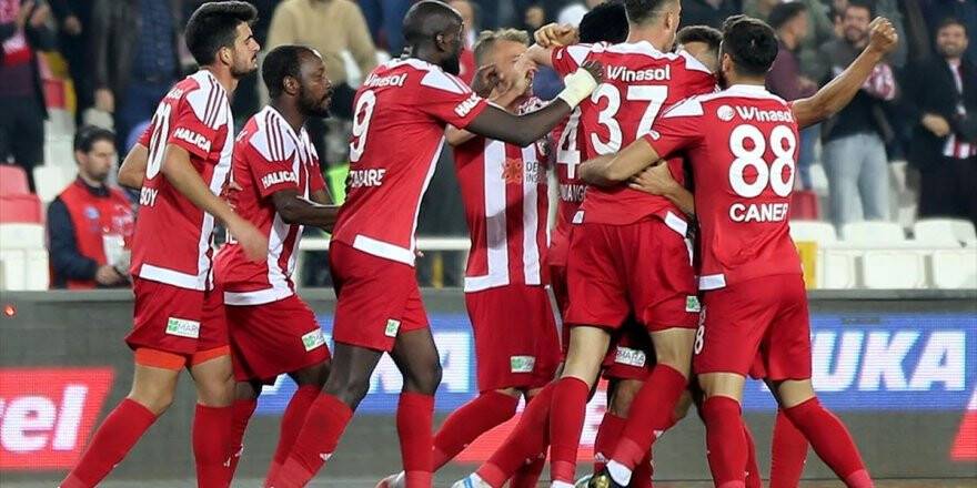 Lider Sivasspor'un Gol Yükünü Orta Saha Oyuncuları Omuzladı