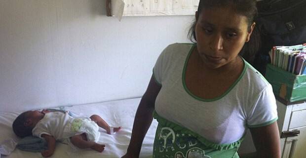 Çimlerde doğum yapmak zorunda kaldı