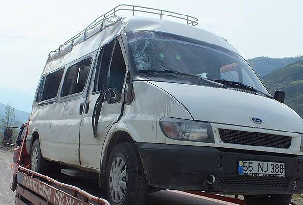 Öğrenci servisi devrildi: 21 yaralı