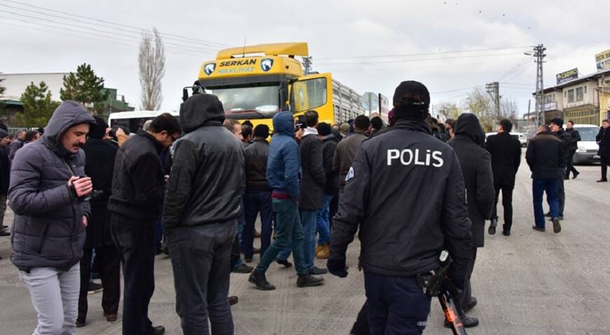 Kamyon garajındaki esnaf kontak kapattı