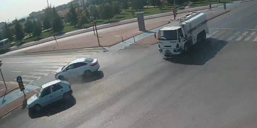 İki aracın çarpışma anı kamerada
