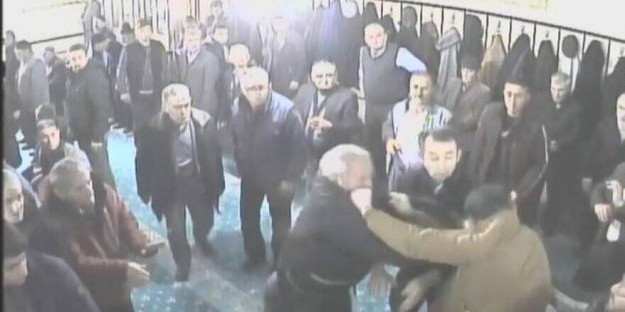 Konya'da Caminin İçinde Tarafların Birbirini Darbettiği Anlar Güvenlik Kamerasında