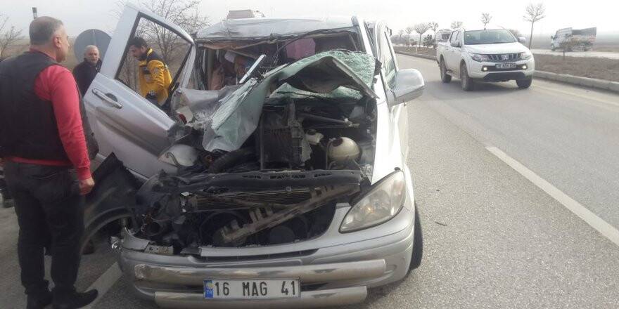 Konya'da Hafif Ticari Araç Tıra Çarptı: 5 Yaralı