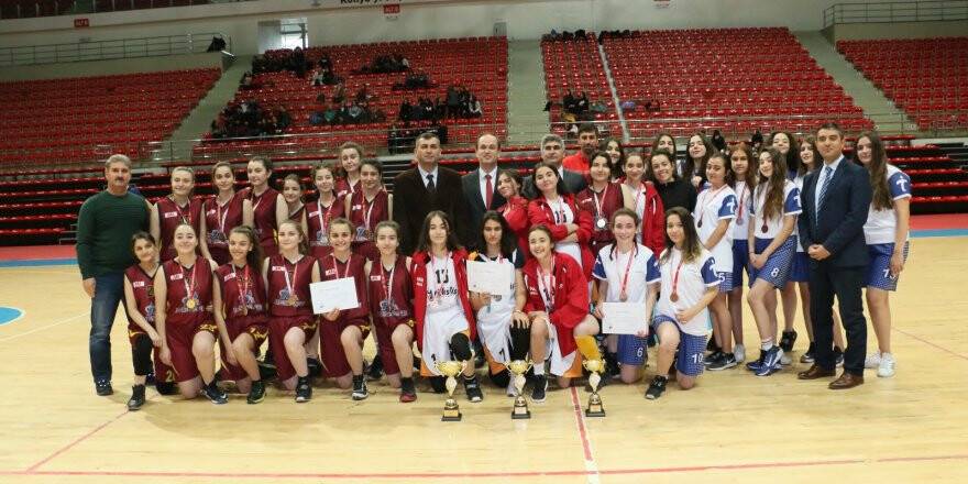Okullararası Basketbol Gençler A müsabakalarında şampiyonlar belli oldu