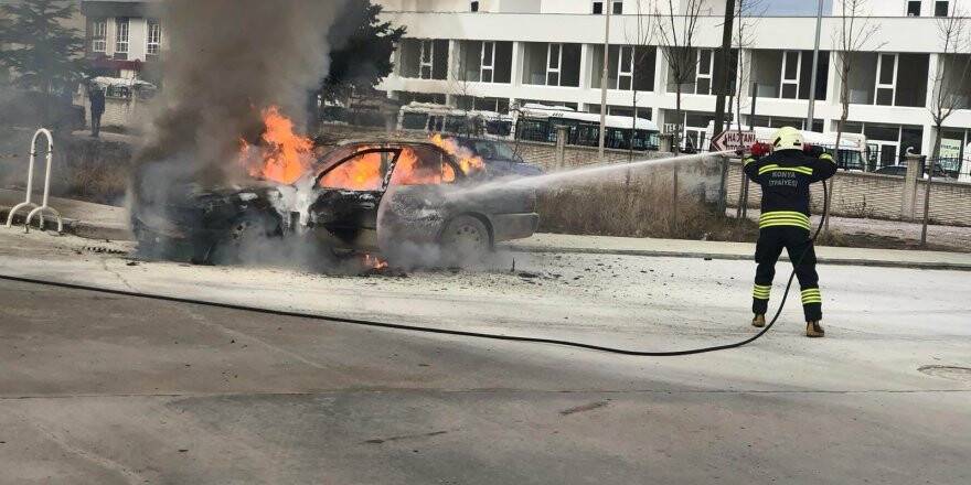 Hastane bahçesinde otomobil alev alev yandı