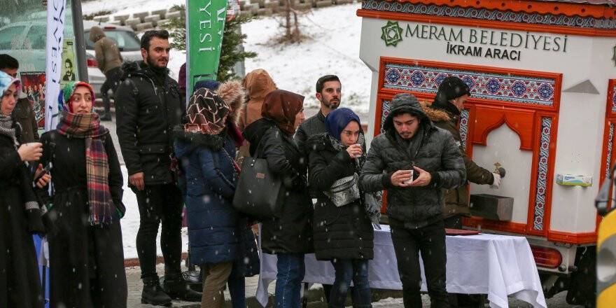 Meram Gençlik Meclisi üniversite öğrencilerine süt ikram etti