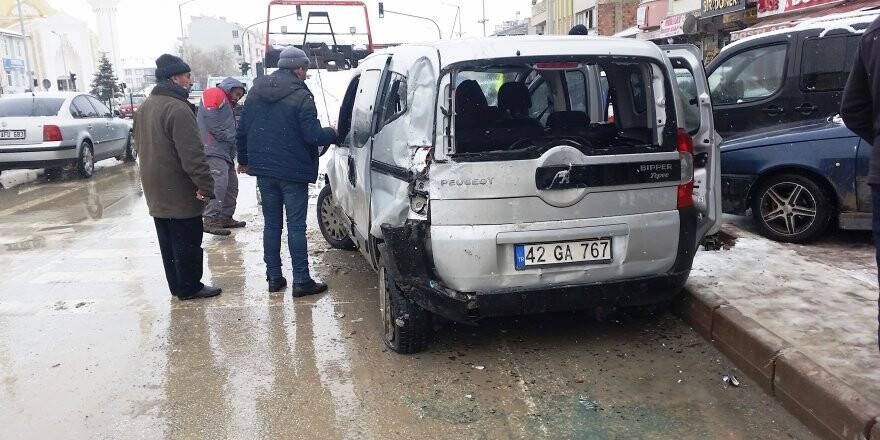 Tır park halindeki hafif ticari aracı çarptı