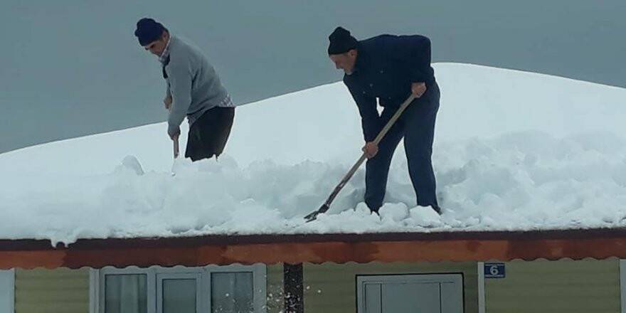 Beyşehir'de Vatandaşlar Çatılara Çıkarak Kar Küremeye Başladı
