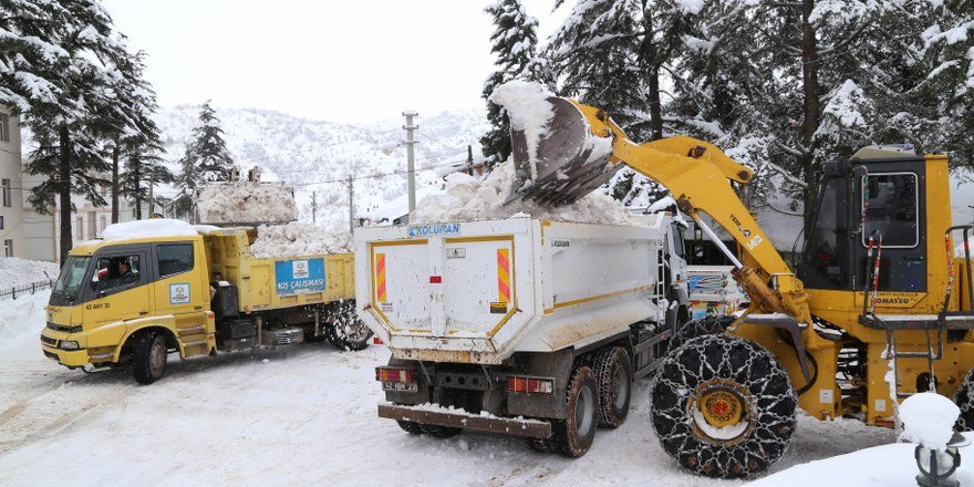 Hadim'de kar kamyonlarla ilçe dışına taşınıyor