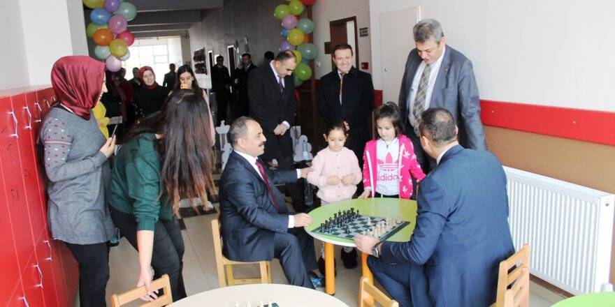 Yunak’ta anasınıfı öğrencileri için satranç sınıfı açıldı