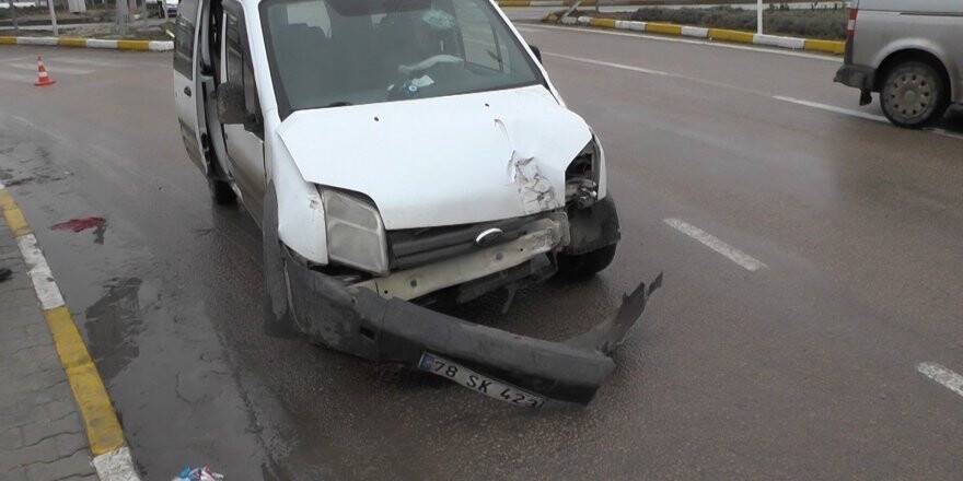 Konya’da hafif ticari araç ile tır çarpıştı: 4 yaralı