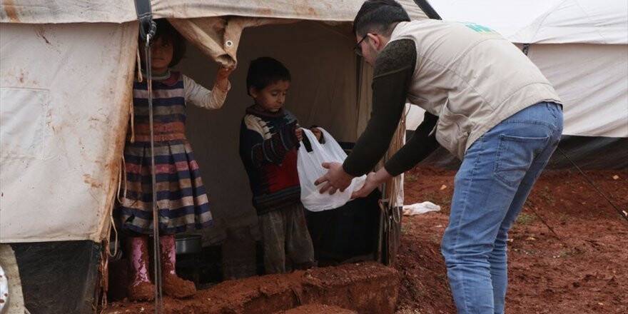 İHHden Türkiye Sınırına Göç Eden Suriyelilere Sıcak Yemek Dağıtımı