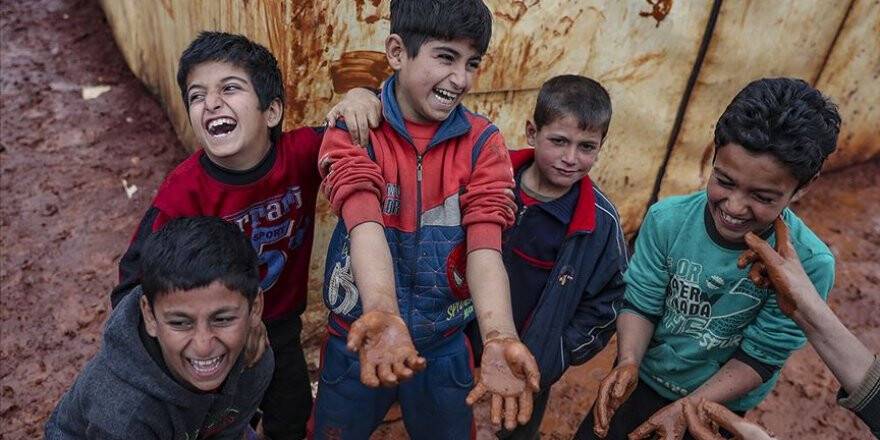 İdlib'in çamura batmış hüzünlü kamplarını çocuklar neşelendiriyor