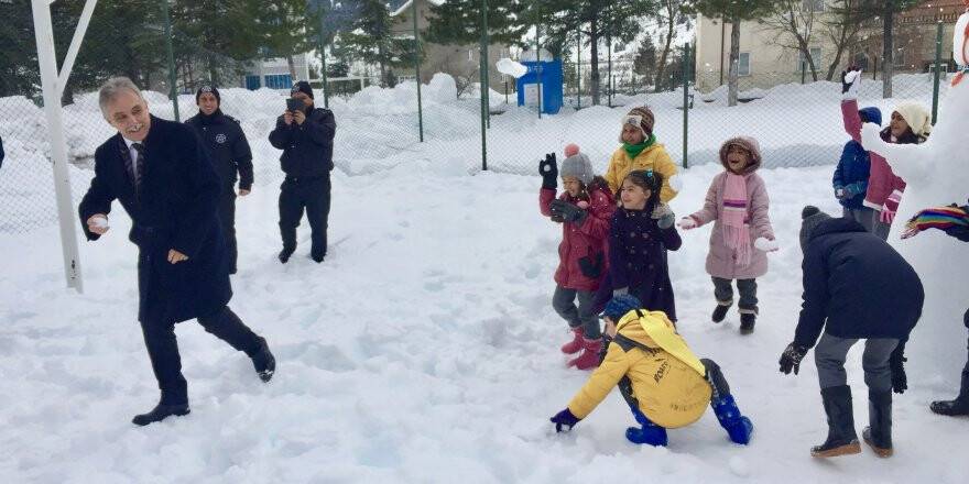 Konya Valisi Toprak Çocuklarla Kartopu Oynadı