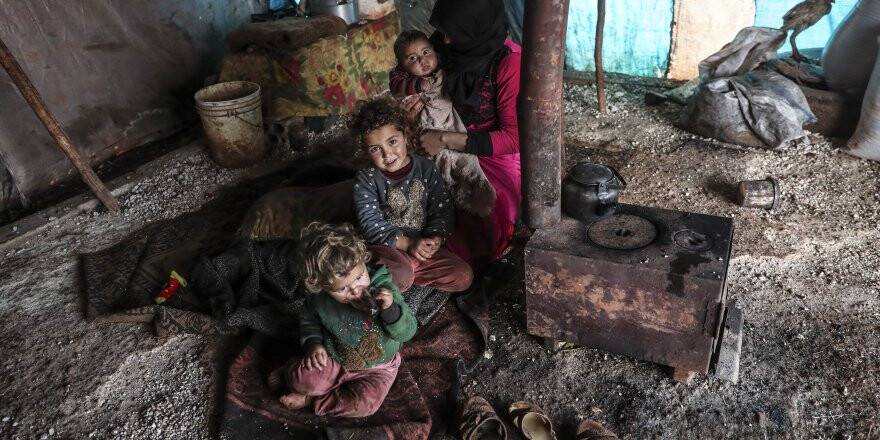 5 çocuğuyla kaldığı derme çatma çadırda evine döneceği günü hayal ediyor