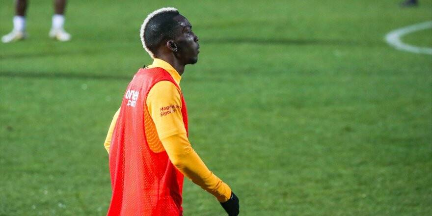 Galatasaraylı Futbolcu Onyekuru Sıtmaya Yakalandı