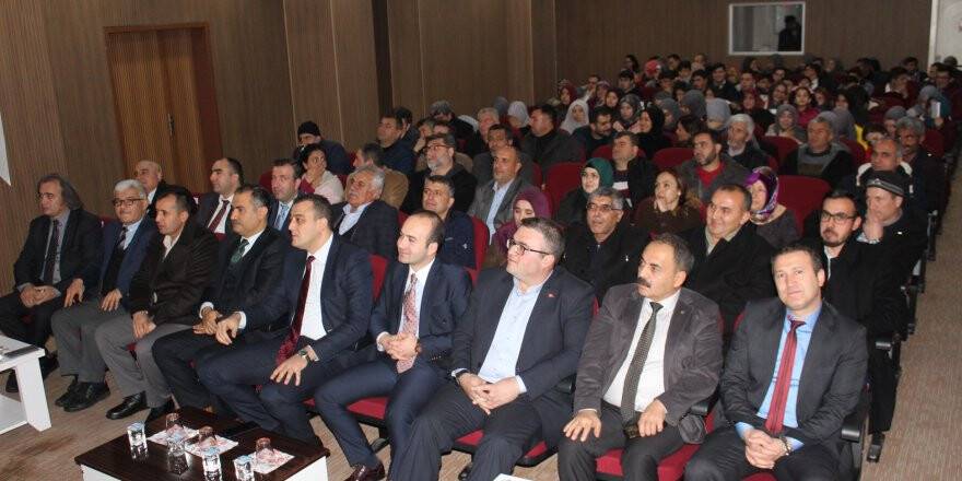 Yunak'ta "Çocuk Ve Ergenlerde Teknoloji Bağımlılığı" Konferansı