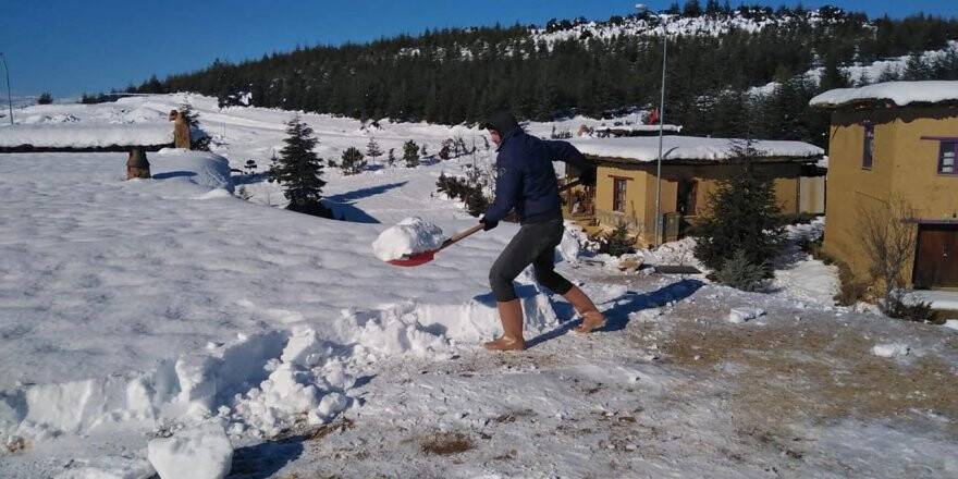 Sanatçıların Yaşadığı Şükran Köyün'de Kar Küreme Mesaisi Başladı