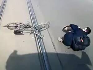 Bisikletiyle tramvayı solladı ama…