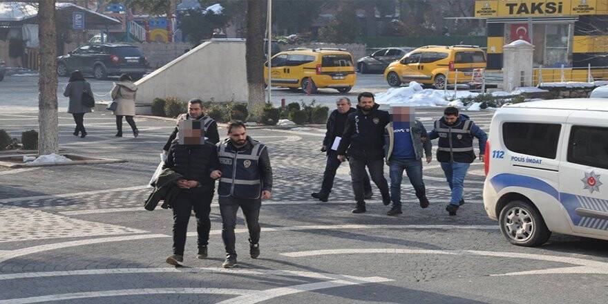 Polisten kaçan araçta 8 adet tabanca bulundu
