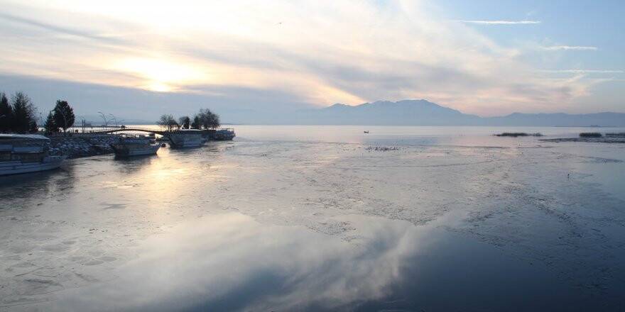 Beyşehir Gölü'nde Balıkçıların Buzlu Ağlar Arasında Ekmek Mücadelesi