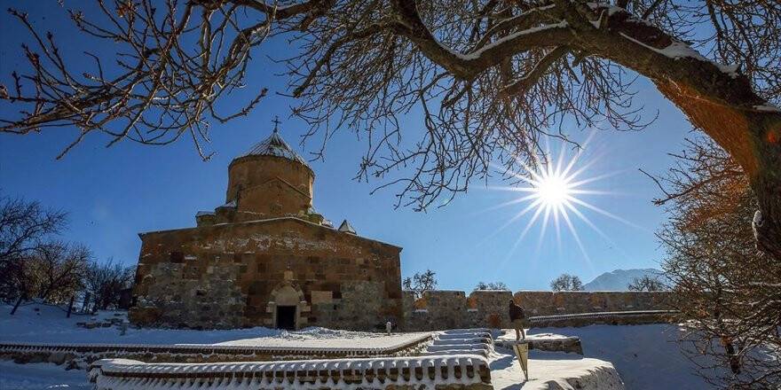 'Beyaz Gelinliğini' Giyen Akdamar Adası Ziyaretçileri Büyülüyor