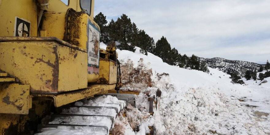 Yaylada Kardan Mahsur Kalan Besicilerin Yolu Yeniden Açıldı