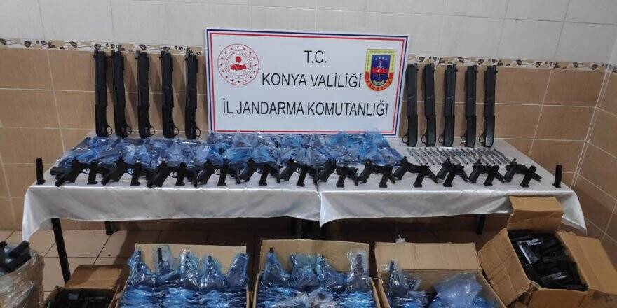 Konya'da Kargo Aracında 510 Kaçak Silah Ele Geçirildi