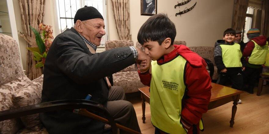 Anaokulu öğrencilerinden emekliler konağına ziyaret