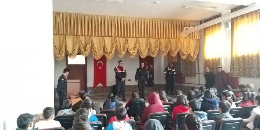Jandarma Öğrencilere Mesleklerini Tanıttı