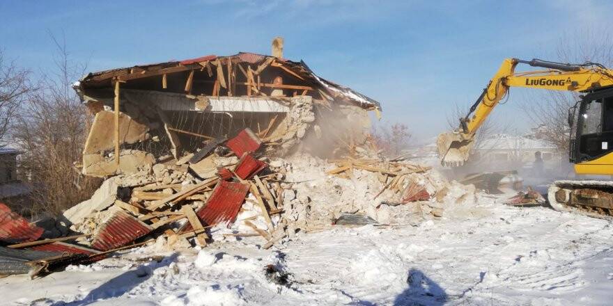 Bozkır'da Metruk Binalar Yıkılıyor