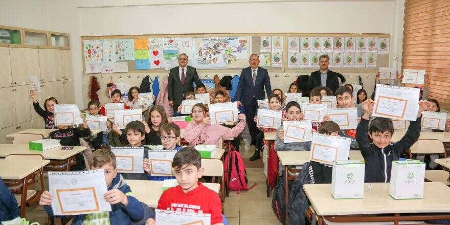 Başkan Kavuş, öğrencilerin karne mutluluğuna ortak oldu
