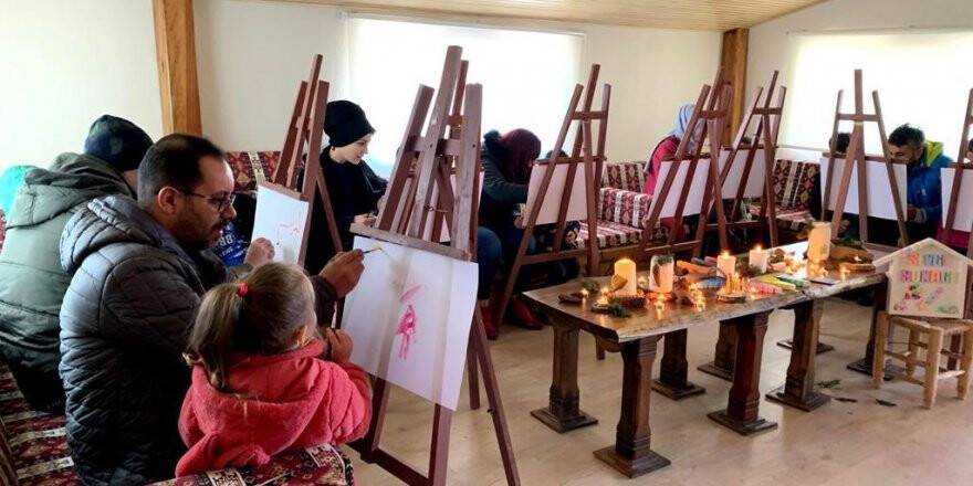 Minik öğrenciler atölyede ebeveynleriyle tuvallere resim yaptı