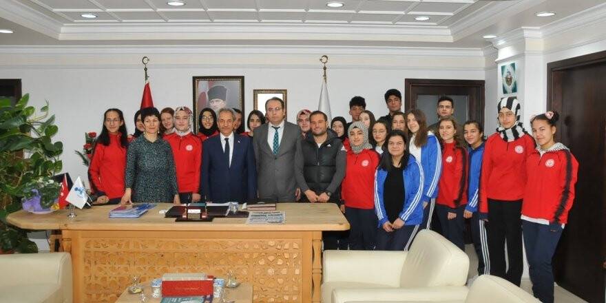 Başarılı sporculardan Başkan Akkaya’ya ziyaret
