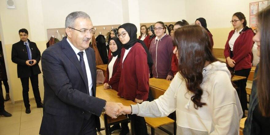 Rektör Şahin, öğrencilerin karne heyecanına ortak oldu