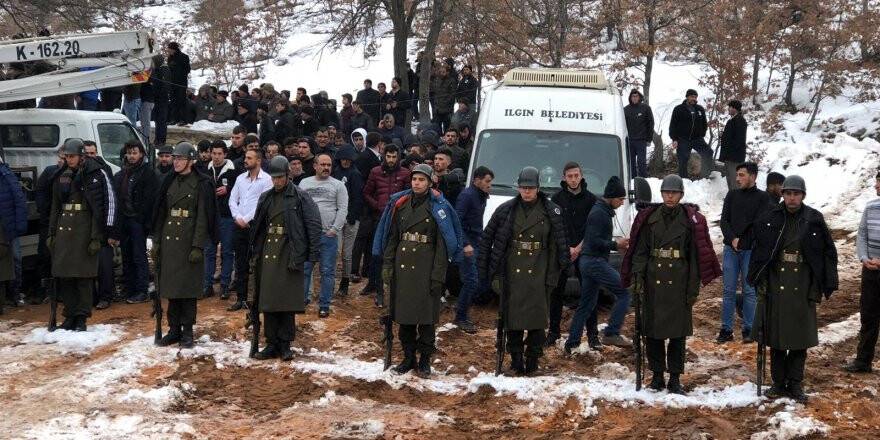 Şehit Cenazesinde Bir Grup Genç, Üşümesinler Diye Montlarını Askerlere Giydirdi