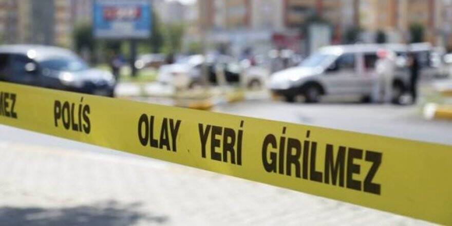 Seyir halindeki otomobil park halindeki araçlara çarptı: 3 yaralı